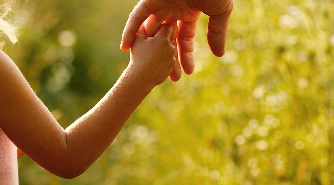 Voogdij regelen bij de notaris of via de rechter? Dit zijn de verschillen.